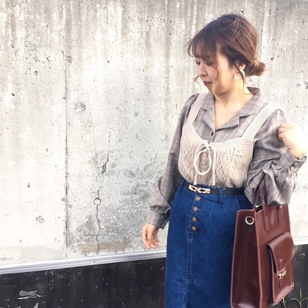 ﻿【staff styling】﻿------------------------------------﻿EM980012C007﻿ケーブル編みパール釦ビスチェ﻿1900+tax﻿﻿EF9S0223C003﻿色々釦長袖シャツ﻿2900+tax﻿﻿EF980031B014﻿綿サテンナロースカート﻿2300+tax﻿﻿EF9S0143C001﻿ビットツキクラシックトート﻿2900+tax﻿﻿﻿﻿﻿﻿﻿﻿﻿﻿﻿﻿﻿﻿﻿﻿﻿﻿#emsexcite #エムズエキサイト﻿#ems #エムズ﻿#emsexcite好きと繋がりたい #お洒落さんと繋がりたい #プチプラ #プチプラコーデ #おしゃれさんと繋がりたい #スタイリスト #スタイリスト #雑誌 #モデル #撮影 #可愛い #量産型 #大人ガーリー #大人カジュアル #着まわしコーデ #レース #フリル #秋コーデ #着痩せ