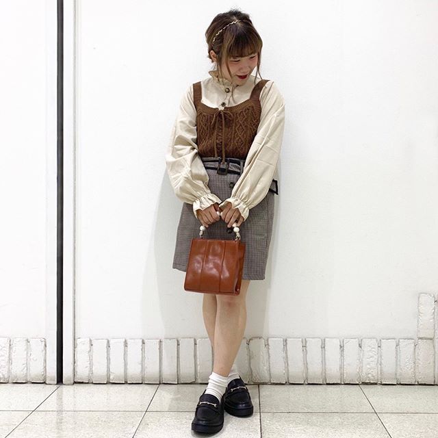 ﻿【staff styling】﻿------------------------------------﻿EF980012C008﻿レースアップニットビスチェ﻿1900+tax﻿﻿EF9S0223C005﻿ピーチ色々釦ブラウス﻿2500+tax﻿﻿EF9S0231C003﻿サイド釦チェック台形スカート﻿2300+tax﻿﻿EF9S0143C004﻿パールハンドスクエアバッグ﻿2900+tax﻿﻿EF951242C001﻿ビットローファー﻿2900+tax﻿﻿﻿﻿﻿﻿﻿﻿﻿﻿﻿﻿﻿﻿﻿﻿﻿#emsexcite #エムズエキサイト﻿#ems #エムズ﻿#emsexcite好きと繋がりたい #お洒落さんと繋がりたい #プチプラ #プチプラコーデ #おしゃれさんと繋がりたい #スタイリスト #スタイリスト #雑誌 #モデル #撮影 #可愛い #量産型 #大人ガーリー #大人カジュアル #着まわしコーデ #レース #フリル #秋コーデ #着痩せ