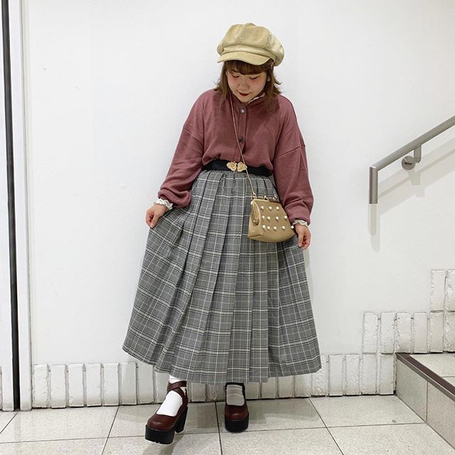 ﻿【staff styling】﻿------------------------------------﻿EF954711C001﻿レース付色々釦カーデ﻿1900+tax﻿﻿EF980031C008﻿チェックプリーツロングスカート﻿3500+tax﻿﻿EW9S0141C001﻿アソートバックルゴムベルト﻿1500+tax﻿﻿EF953645C000﻿コーデュロイキャスケット﻿1500+tax﻿﻿EF9S0143C000﻿パールガマグチバッグ﻿2500+tax﻿﻿EF955242C004﻿クロスネックシューズ﻿2900+tax﻿﻿﻿﻿﻿﻿﻿﻿﻿﻿﻿﻿﻿﻿﻿﻿﻿#emsexcite #エムズエキサイト﻿#ems #エムズ﻿#emsexcite好きと繋がりたい #お洒落さんと繋がりたい #プチプラ #プチプラコーデ #おしゃれさんと繋がりたい #スタイリスト #スタイリスト #雑誌 #モデル #撮影 #可愛い #量産型 #大人ガーリー #大人カジュアル #着まわしコーデ #レース #フリル #秋コーデ #着痩せ