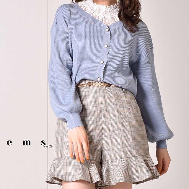 ︎﻿キラキラのボタンが可愛すぎ﻿ちょっと羽織りたい時にも活躍しそう！﻿————————————————﻿EP080012G001﻿Vネックビジュー付ニットカーデ﻿¥2500+tax﻿﻿﻿﻿﻿﻿﻿﻿﻿﻿#emsexcite #エムズエキサイト﻿#emsexciteコーデ