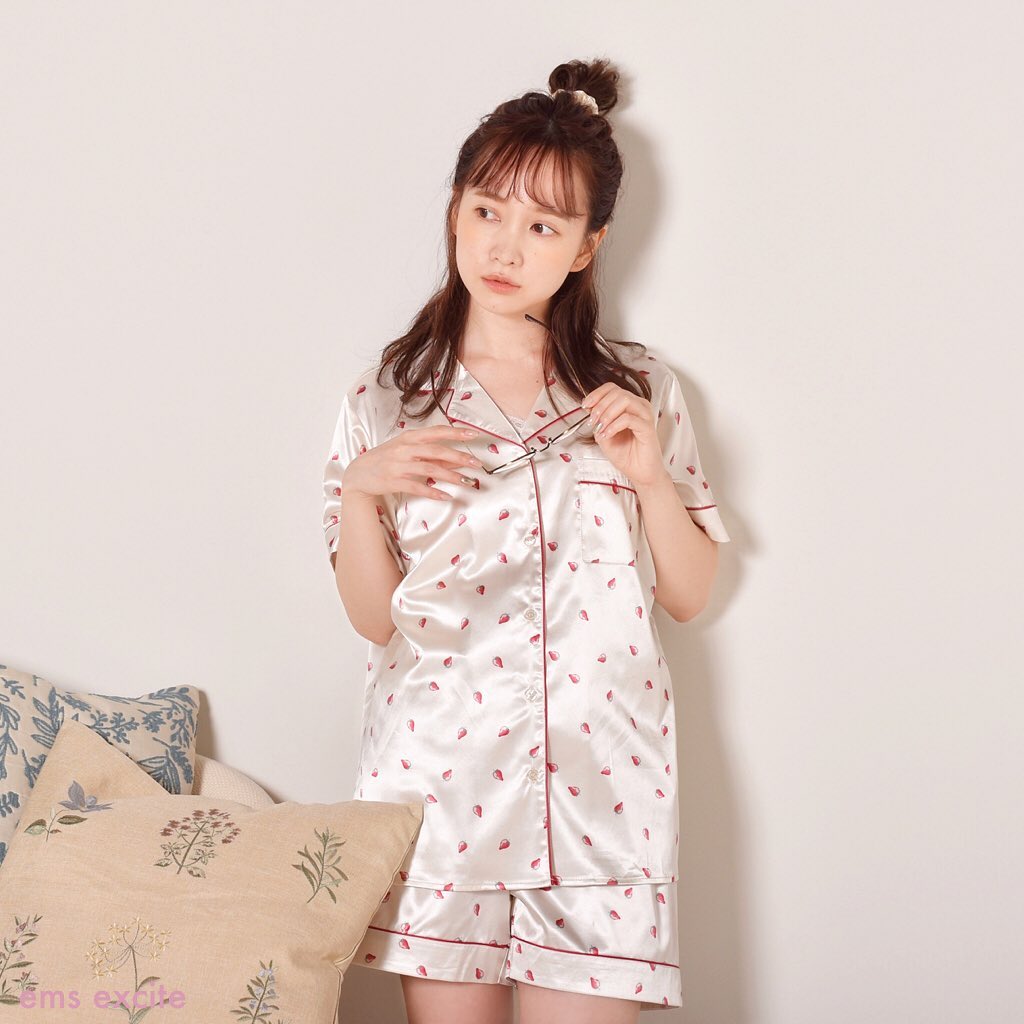 ︎﻿?8/7発売?﻿﻿ついにエムズエキサイトから﻿Room wearが登場します！﻿﻿サテンパジャマは﻿キュートな苺柄と大人っぽい無地をご用意﻿﻿着心地の良いサテンは今の季節にぴったり！﻿夏でも快適ツルさらを味わって﻿﻿﻿﻿=== line up ====﻿﻿EA037522N101﻿おこもりウェアセット﻿﻿EA037522N102﻿サテンパジャマ﻿セット﻿EA037522N103﻿Bear Teeリラックスセット﻿﻿上下セットで税込¥3300﻿数量限定﻿﻿﻿﻿﻿﻿﻿#emsexcite #エムズエキサイト﻿#emsexciteコーデ #パジャマ #ルームウェア﻿#リラックスウェア #おうち時間 #おこもり #部屋着﻿#チュールバッグ #シースルーバッグ #サテンパジャマ