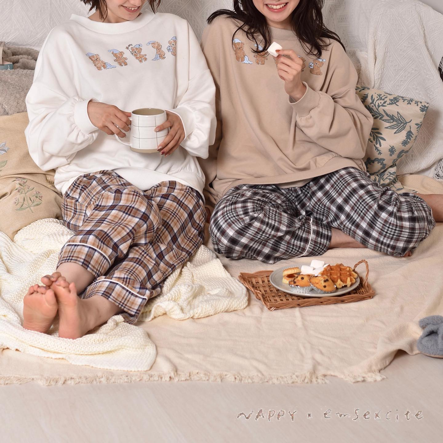 ︎﻿?11/20発売﻿﻿~Room Wear第3弾~﻿﻿人気イラストレーター﻿NAPPYさん(@nappyyu)との﻿コラボアイテム﻿﻿着心地抜群のサテンパジャマと﻿あったかトレーナーセット﻿あなたはどっち派？﻿﻿＝＝＝line up＝＝＝﻿EW037522N005﻿サテンベアーパジャマ﻿﻿EW037522N006﻿ベアーゆったりSET﻿﻿﻿上下セット税込¥4400﻿数量限定﻿﻿﻿﻿#emsexcite #エムズエキサイト﻿#emsexciteコーデ#nappy﻿ #パジャマ #ルームウェア#リラックスウェア﻿ #おうち時間 #おこもり #部屋着