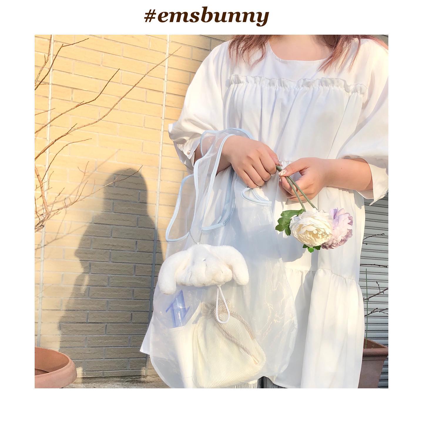 ︎﻿emsexcite×NAPPY collaboration﻿﻿エコバッグはemsbunnyを代表して﻿エレナちゃんデザインに?﻿﻿シースルーのエコバッグなので﻿持ち運びはもちろんオシャレなアイテムを﻿入れてインスタの投稿にも使えます﻿﻿また、ぬいぐるみ部分はキーホルダーにも﻿なんとペンライトカバーとしてもお使い頂けます！﻿﻿詳しくは3/5のインスタライブをチェック！！﻿﻿———————————————﻿EM156143S002﻿e・m・s bunnyエコBAG﻿¥1650 with tax﻿﻿発売日は3/12(金)です﻿遠方の店舗は1日遅れの可能性もございます‍♀️﻿﻿#emsexcite #エムズエキサイト﻿#emsbunny#emsexciteコーデ﻿#エムズバニー#ootd#code#春服#プチプラ﻿#エコバッグ#チュール#シースルー#参戦服﻿#量産型﻿﻿#elena#エレナ#mellow#メロウ﻿#sarah#サラ﻿#春コーデ#フレンチガーリー#ガーリー