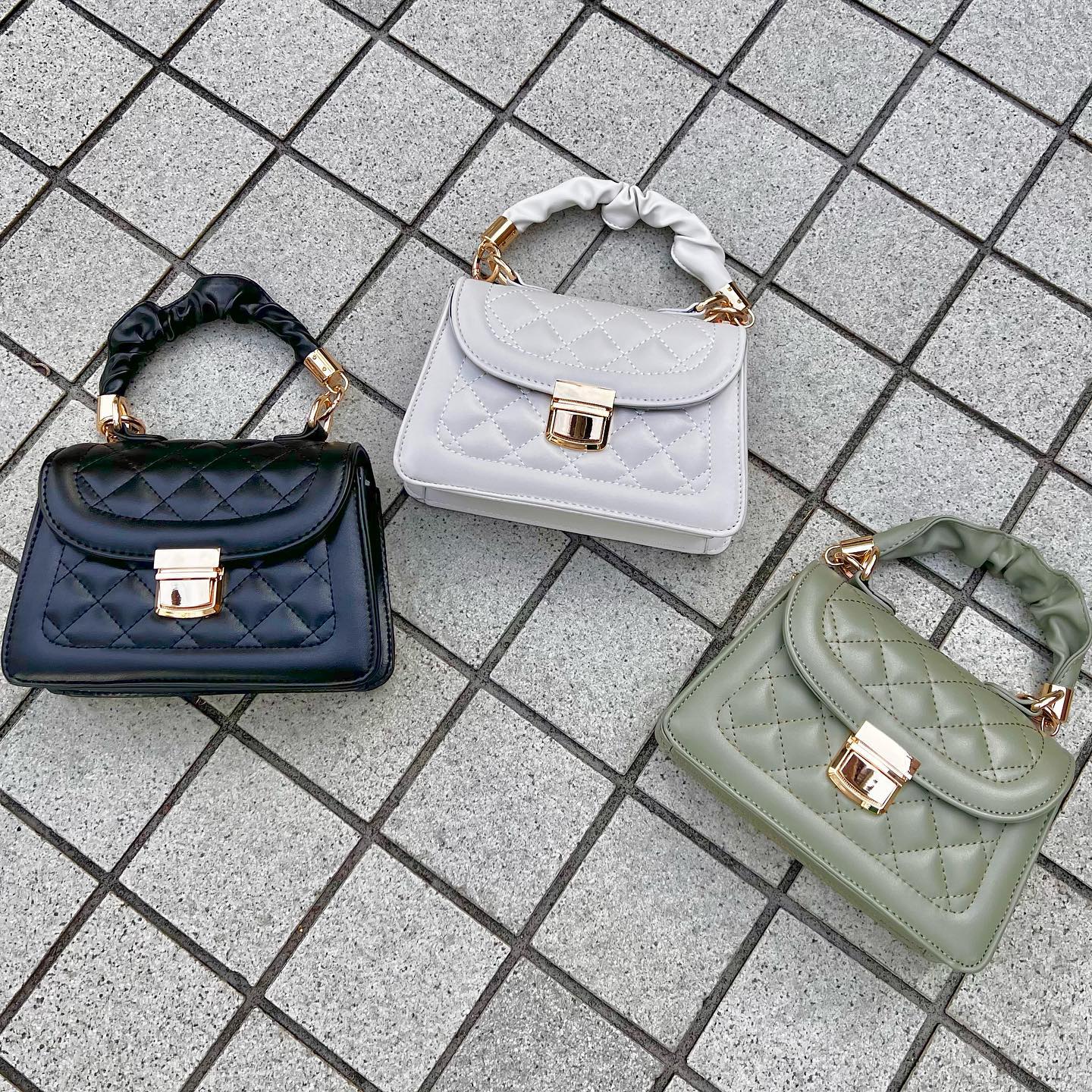 店頭入荷中の新作バッグチェーンバッグにもなります⛓————————————————EP256543T001ギャザーハンドルミニBAG¥2970with tax⁡⁡#emsexcite #エムズエキサイト#emsexciteコーデ#ootd#code#春服#プチプラ#プチプラコーデ#春コーデ#新作#人気アイテム#ミニバッグ#ハンドバッグ#チェーンバッグ#バッグ#バッグの中身#オソロコーデ#韓国コーデ#韓国ファッション#きょこ#量産型#ライブ参戦#トレンドファッション#参戦服⁡⁡