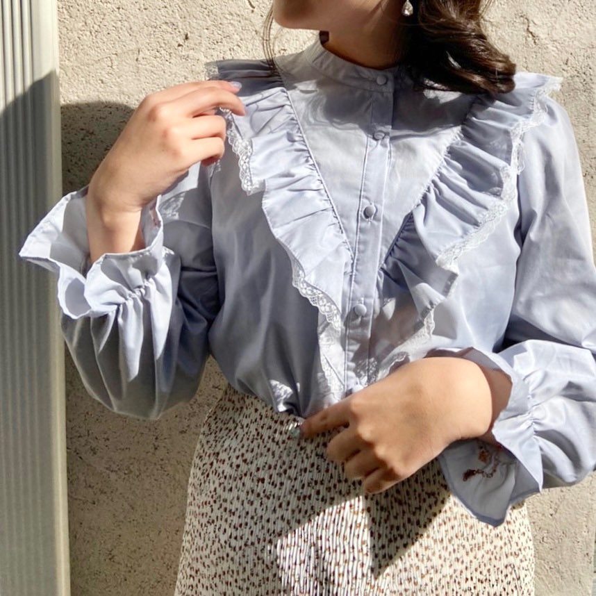 ♡インスタライブ紹介アイテムVフリルが華やかでコーデが映えます襟がないので上からアウターも羽織りやすい！————————————————EP256223T001Vフリルブラウス¥2750 with tax⁡⁡#emsexcite #エムズエキサイト#emsexciteコーデ#ootd#code#春服#プチプラ#プチプラコーデ#春コーデ#新作#人気アイテム#フリルブラウス#ブラウス#ブラウスコーデ#vフリル#フリル#ギンガムチェック#レース#カラーコーデ#海外ガール#春ファッション#オソロコーデ#韓国コーデ#韓国ファッション#きょこ#量産型#ライブ参戦#トレンドファッション#参戦服⁡⁡