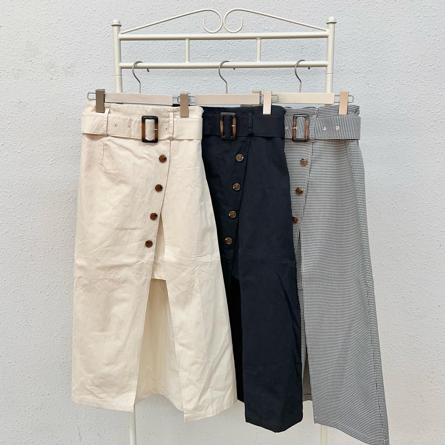 ♡店頭入荷中のラップスカートヘルシーな肌見せがポイントです！————————————————EP256931G001ベルト付ラップスカート¥3190 with tax⁡⁡#emsexcite #エムズエキサイト#emsexciteコーデ#ootd#code#春服#プチプラ#プチプラコーデ#春コーデ#新作#人気アイテム#ロングスカート#ラップスカート#肌見せ#ベルト#細見え#フレンチガーリー#海外ガール#春ファッション#オソロコーデ#韓国コーデ#韓国ファッション#きょこ#量産型#ライブ参戦#トレンドファッション#参戦服⁡⁡