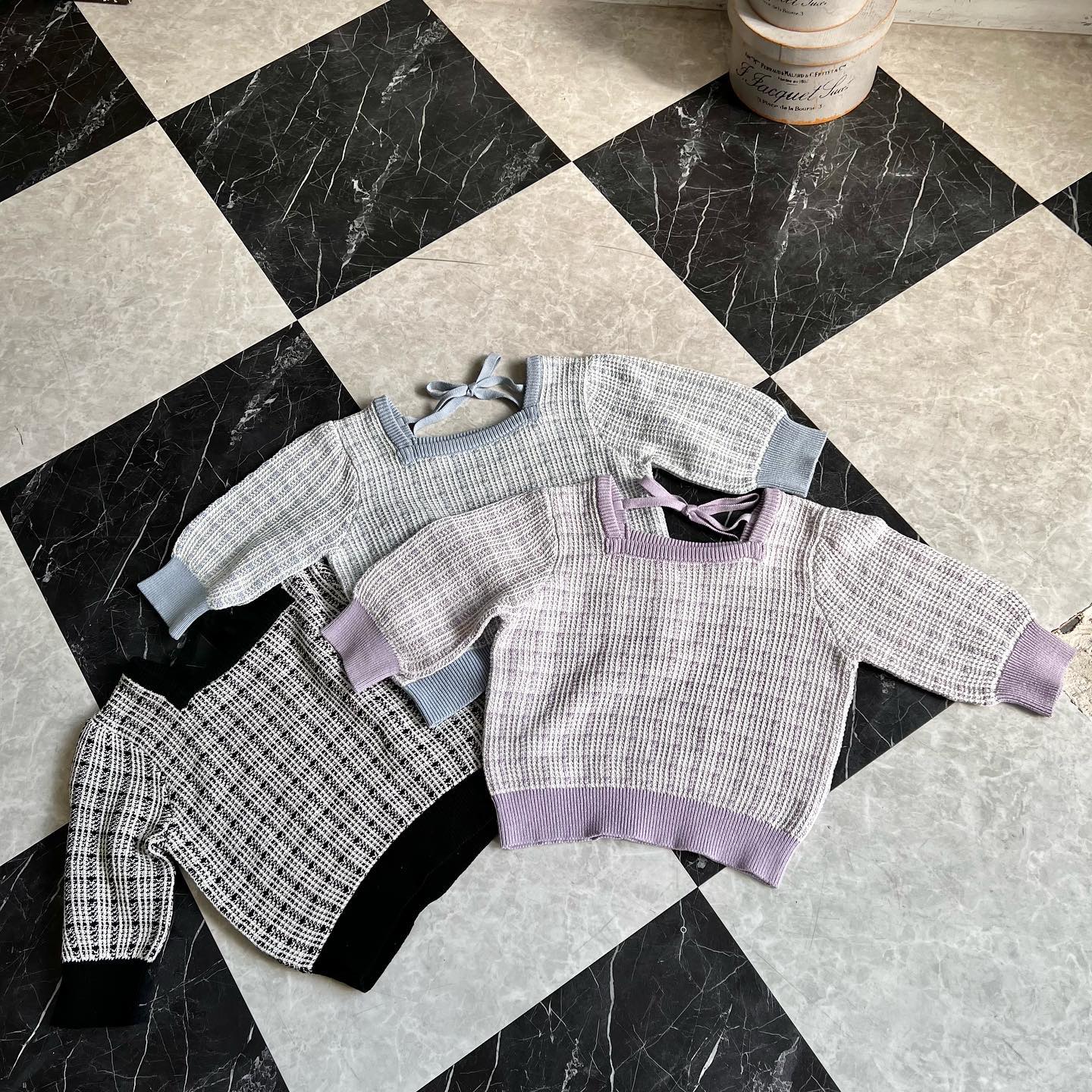 ♡店頭入荷中の新作の柄編みニットスクエアネックなのでデコルテが綺麗に見えますバックリボンもポイント！————————————————EM280012B001柄編みスクエア半袖ニット¥2750 with tax⁡⁡⁡#emsexcite #エムズエキサイト#emsexciteコーデ#ootd#code#春服#プチプラ#プチプラコーデ#春コーデ#新作#人気アイテム#ガーリーコーデ#フレンチガーリー#柄編みニット#スクエアニット#スクエアネック#バックリボン#柄編み#春ニット#オソロコーデ#韓国コーデ#韓国ファッション#きょこ#量産型#ライブ参戦#トレンドファッション#参戦服⁡⁡