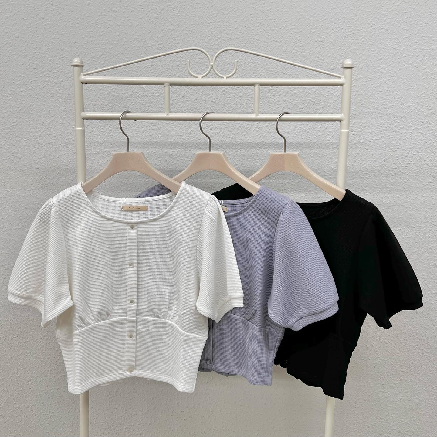 ♡店頭入荷中の新作カットソー涼しく着心地抜群です??————————————————EL241511B003カノコパフ袖カットソー¥2530 with tax⁡⁡#emsexcite #エムズエキサイト#emsexciteコーデ#ootd#code#夏服#プチプラ#プチプラコーデ#夏コーデ#新作#人気アイテム#カットソー#パフ袖#カノコ#細見え#オソロコーデ#韓国コーデ#韓国ファッション#きょこ#量産型#ライブ参戦#カラーコーデ#トレンドファッション#参戦服⁡