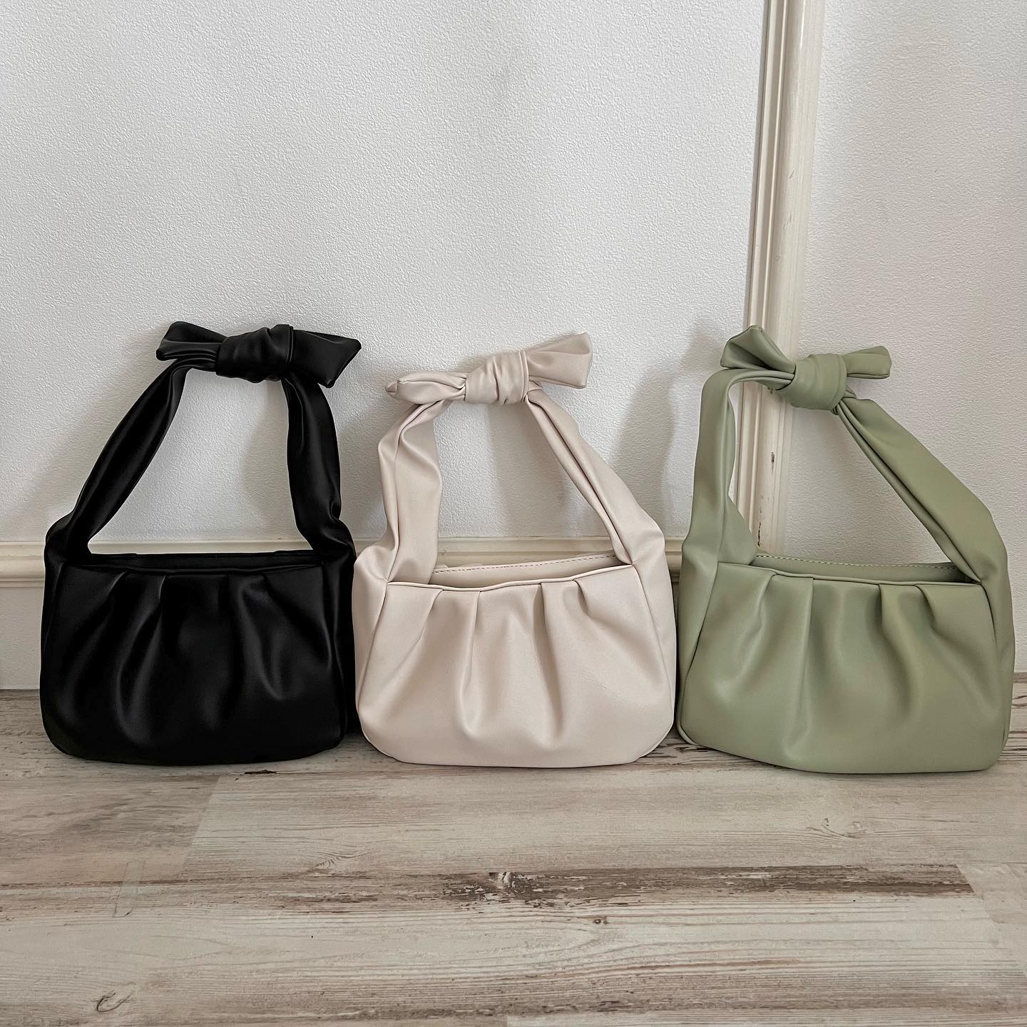 ♡店頭入荷中持ち手が特徴的なハンドバッグコーデのアクセントになります！————————————————EA256443B008結びハンドルバッグ¥3190⁡⁡#emsexcite #エムズエキサイト#emsexciteコーデ#ootd#code#秋服#プチプラ#プチプラコーデ#秋コーデ#新作#人気アイテム#ハンドバッグ#バッグ#バッグの中身#ガーリーコーデ#フレンチガーリー#大人ガーリー#きょこ#量産型#ライブ参戦#カラーコーデ#トレンドファッション#参戦服⁡