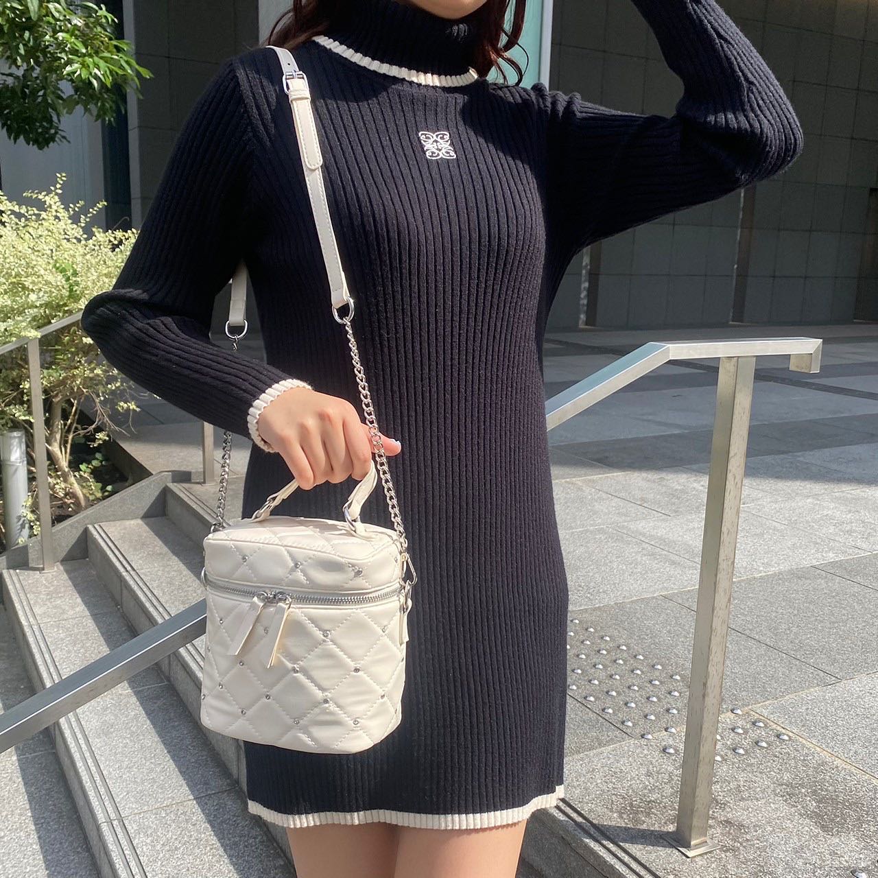 ⁡⁡? NEW ARRIVAL ?⁡⁡♡EA437843T001ビジューキルトバニティバック　¥3,850（税込）⁡【 color 】⁡white . black ⁡⁡発売前からお問い合わせ多数のバニティバック?キラキラしたビジューが全体にあしらわれておりもっているだけで気分の上がるアイテム?キラキラが高見えします⁡マチが広く荷物も沢山入るので便利！⁡大人気間違いなしなのでお早めのゲットがおすすめです⁡⁡⁡店舗今週入荷オンライン近日入荷⁡⁡#emsexcite #エムズエキサイト #emsexciteコーデ#秋コーデ #冬コーデ #秋冬アイテム#バニティ　#バニティバック　#キルトバック#高見えコーデ #プチプラ高見えコーデ #高見えファッション#大人ガーリー #大人ガーリーコーデ #フレンチガーリー #ガーリーファッション #ガーリーコーデ#トレンドファッション #トレンドコーデ #トレンドアイテム