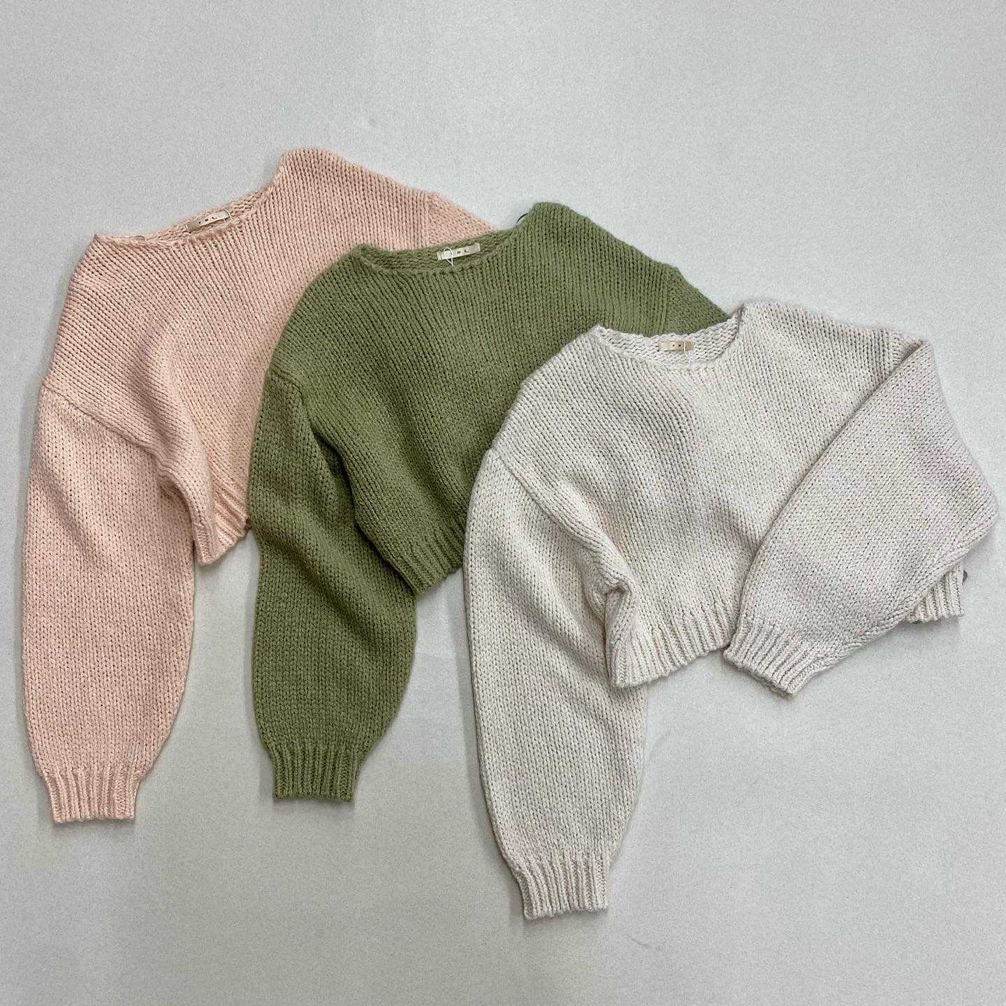 ? NEW ARRIVAL ?⁡⁡♡EU380012T002ルーズショートニットプルオーバー　¥3,850（税込）⁡【 color 】⁡écru . pink . green⁡ショート丈のニットアイテム??⁡名前の通り、ゆったりとしたニットアイテムで、パンツなどのカジュアルコーデにもぴったり?⁡ガーリー派さんはチュールスカート合わせでフレンチガーリーな印象になり、おすすめのスタイリングです⁡⁡店舗今週入荷オンライン近日入荷#emsexcite #エムズエキサイト #emsexciteコーデ#秋コーデ #冬コーデ #秋冬コーデ#ニットアイテム　#ニットコーデ　#セットアップ#ニットパンツ　#ショーパン　#ショートパンツ#高見えコーデ #プチプラ高見えコーデ #高見えファッション　#着回し　#着回しコーデ　#シチュエーション別コーデ　#シチュエーションコーデ#大人ガーリー #大人ガーリーコーデ #フレンチガーリー #ガーリーファッション #ガーリーコーデ#トレンドファッション #トレンドコーデ #トレンドアイテム