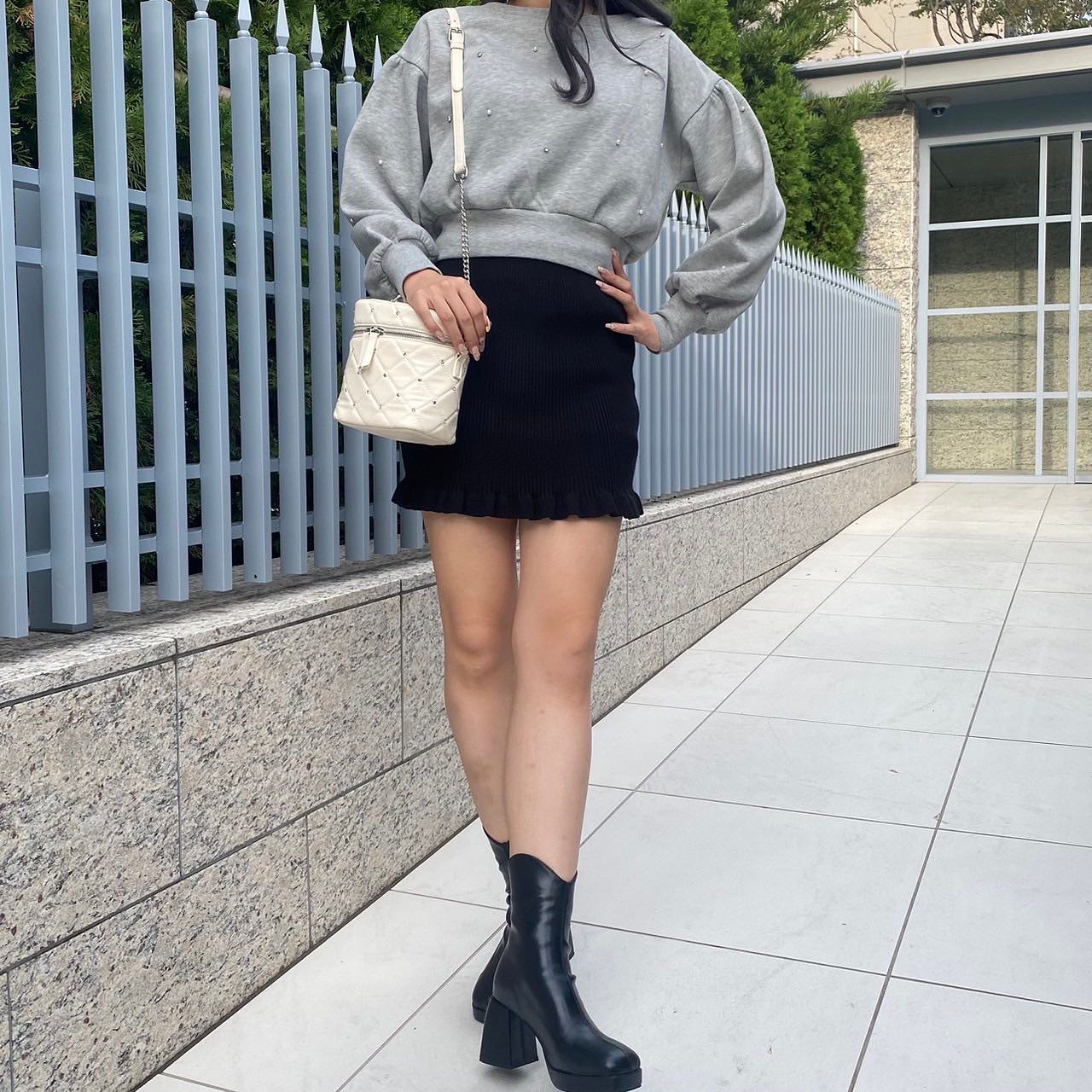 ? NEW ARRIVAL ?⁡⁡♡EW341531T001ニットタイトミニスカート　¥3,190（税込）⁡【 color 】⁡gray . black⁡ニットのタイトスカート?⁡一見シンプルなデザインのようですが、裾部分がフリルになっているのが可愛いアイテム⁡大きめシルエットのトップスと合わせて、フリルを出して着用するのもおすすめスタイリングです♡⁡⁡店舗今週入荷オンライン近日入荷#emsexcite #エムズエキサイト #emsexciteコーデ#秋コーデ #冬コーデ #秋冬コーデ#ニット #ニットコーデ #ニットアイテム #ニットスカート#タイトスカート #スカート #フリルスカート #スカートコーデ#高見えコーデ #プチプラ高見えコーデ #高見えファッション#大人ガーリー #大人ガーリーコーデ #フレンチガーリー #ガーリーファッション #ガーリーコーデ#トレンドファッション #トレンドコーデ #トレンドアイテム