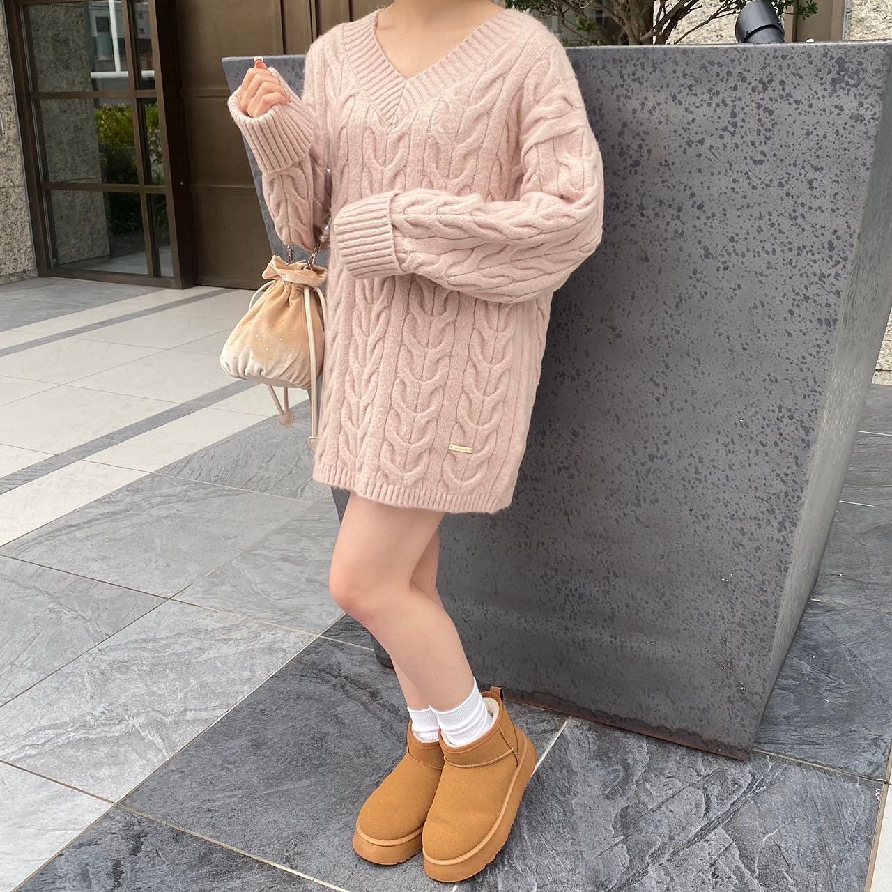 ? NEW ARRIVAL ?⁡⁡♡EU341512B001プレート付Vネックチュニックニット　¥4,290（税込）⁡【 color 】⁡écru . pink . beige⁡チュニック丈のケーブルニットアイテム♡裾部分にエムズのロゴプレートが付いているのが、さりげなく可愛いポイント⁡ざっくりしたニットアイテムでゆるく着用できて、女の子らしいシルエットになりおすすめです⁡チュニック丈になっているので、ショートパンツと合わせてワンピとしてご着用していただくのがおすすめです⁡⁡店舗入荷中オンライン入荷中#emsexcite #エムズエキサイト #emsexciteコーデ#秋コーデ #冬コーデ #秋冬コーデ#チュニックニット #チュニック #チュニックワンピ #ワンピ #ニットコーデ #ニットアイテム#高見えコーデ #プチプラ高見えコーデ #高見えファッション#大人ガーリー #大人ガーリーコーデ #フレンチガーリー #ガーリーファッション #ガーリーコーデ#トレンドファッション #トレンドコーデ #トレンドアイテム