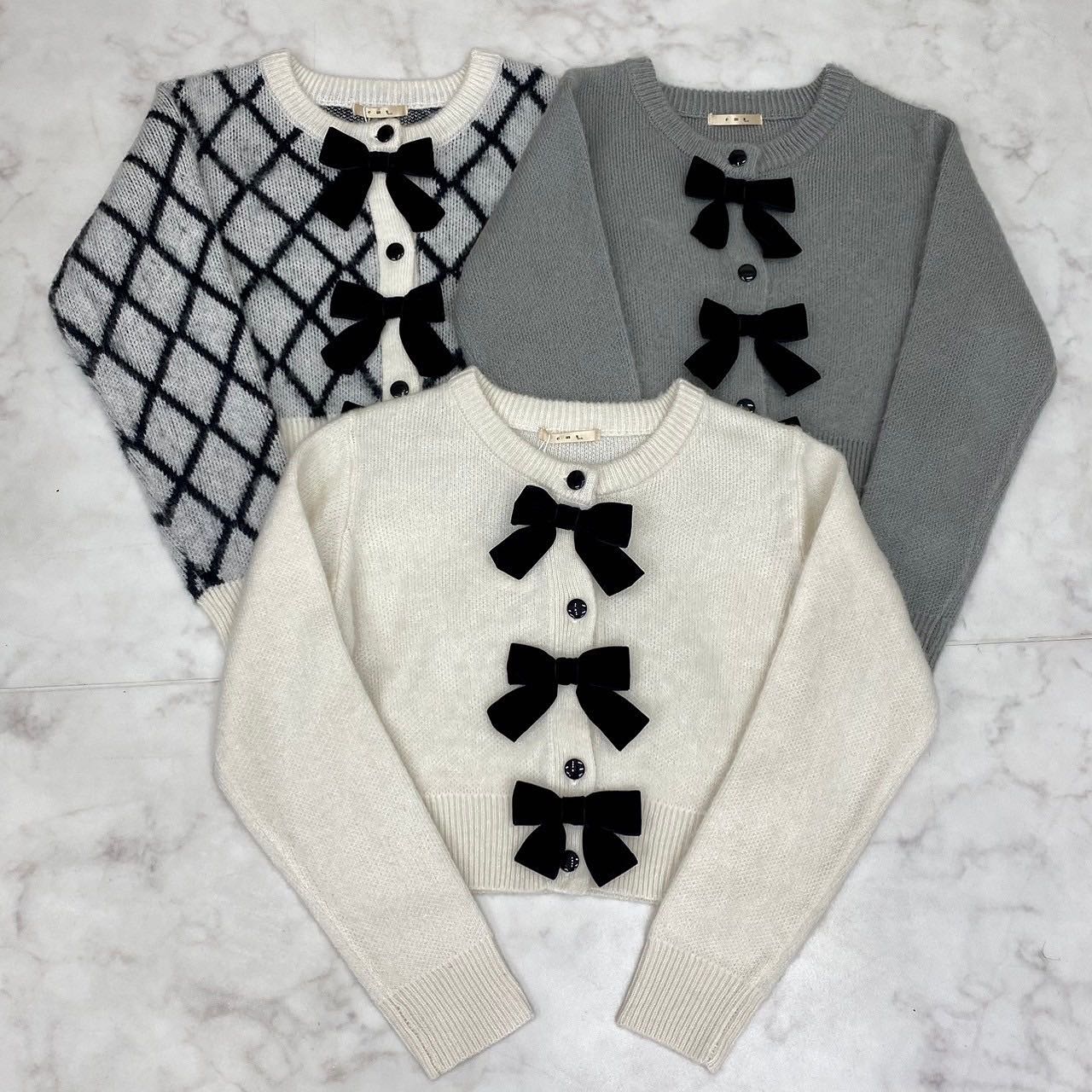 ? NEW ARRIVAL ?⁡⁡♡EU341512B002メニーリボンニットカーデ　¥4,290（税込）⁡【 color 】⁡white . gray . black⁡リボンが沢山あしらわれたニットカーデ⁡フロント部分の大きめのリボンがとっても可愛いく女の子らしさ全開のアイテム⁡リボンがベロア素材でニット素材がもけもけ素材でこれからの寒い時期にぴったりな素材感です?⁡釦をしめてニットトップスとして着るのはもちろん羽織りで着用するのもおすすめです⁡⁡店舗今週入荷オンライン近日入荷⁡⁡#emsexcite #エムズエキサイト #emsexciteコーデ#秋コーデ #冬コーデ #秋冬コーデ#メニーリボン　#リボンアイテム　#リボン　#リボンコーデ　#カーデ　#カーディガン#高見えコーデ #プチプラ高見えコーデ #高見えファッション　#大人ガーリー #大人ガーリーコーデ #フレンチガーリー #ガーリーファッション #ガーリーコーデ#トレンドファッション #トレンドコーデ #トレンドアイテム