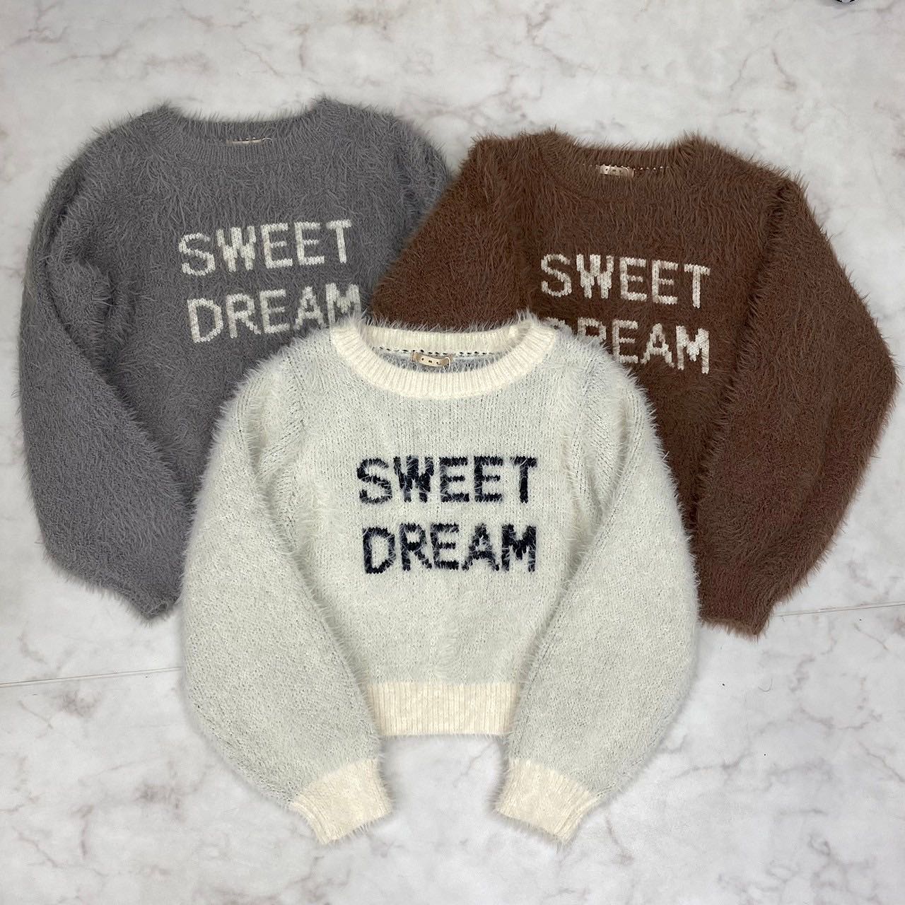 ? NEW ARRIVAL ?⁡⁡♡EW341512T004配色ロゴニットプルオーバー　¥3,850（税込）⁡【 color 】⁡white . gray . brown⁡フロントに大きめのロゴがデザインされたニットアイテム?⁡もけもけの素材感で触り心地・着心地抜群の、ずっと触っていたくなるようなニット?⁡一枚で着用するのはもちろん、襟をつけて着用しても可愛いアイテムです⁡⁡店舗入荷中オンライン近日入荷#emsexcite #エムズエキサイト #emsexciteコーデ#秋コーデ #冬コーデ #秋冬コーデ#ロゴニット #ニットアイテム #ニットコーデ #ニットコーディネート #配色ニット #ふわふわニット#プチプラ高見えコーデ #大人ガーリー #大人ガーリーコーデ #フレンチガーリー #ガーリーファッション #ガーリーコーデ#トレンドファッション #トレンドコーデ #トレンドアイテム