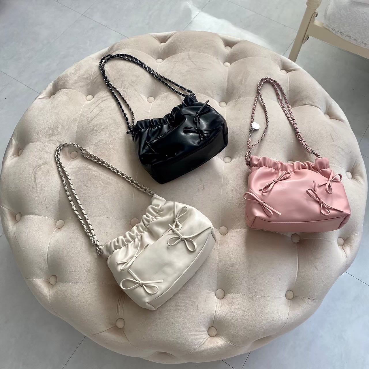 ⁡🩷 PRE ORDER ITEM 🩷⁡⁡♡EA437843G002リボンBAG　¥3,850（税込）⁡【 color 】⁡écru . pink . black⁡オンライン限定アイテム⁡リボンが沢山あしらわれたエムズらしい甘いバックコンパクトなサイズ感ながらマチが広めで、しっかり荷物が入るハンドバッグ⁡長めの持ち手で肩掛けにしても手持ちにしても使えるので多様性抜群です◎⁡オンラインストアでしか手に入らないアイテムになるのでお早めのご予約がおすすめです！⁡⁡オンライン予約受付中⁡⁡#emsexcite #エムズエキサイト #emsexciteコーデ#リボン　#リボンアイテム　#リボンコーデ　#リボンバック　#バック　#ショルダーバック　#鞄#高見えコーデ #プチプラ高見えコーデ #高見えファッション#大人ガーリー #大人ガーリーコーデ #フレンチガーリー #ガーリーファッション #ガーリーコーデ#トレンドファッション #トレンドコーデ #トレンドアイテム