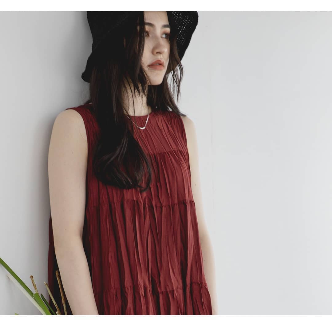 ▷ティアードノースリワンピ¥7,900+taxdark orange/dark green/blueオンラインストア入荷済み。クリンクルプリーツの大人なワンピース。丈感は程よいので、1枚での着用も、ボトム合わせも素敵です。くすんだカラー展開でご用意しておりますので今から晩夏、秋口へと長くお楽しみ頂けます。#kari&lili#カウリアンドリィリィ#カウリ#韓国#韓国ワンピ#韓国ファッション#ティアードワンピース#ノースリワンピ#大人ワンピース#ワンピーススタイル#ワンピースコーデ