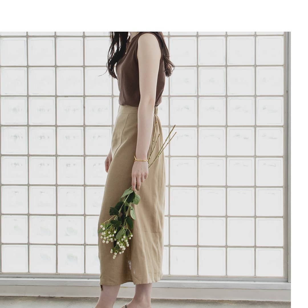 ▷linen slit flare skirt￥6,900＋taxblown/beigeﾘﾈﾝ混素材の夏らしいｱｲﾃﾑ。ｽﾘｯﾄ入りで綺麗なﾗｲﾝです。#カウリアンドリィリィ#カウリ#kariandlili#リネンスカート#韓国#韓国ファッション#韓国コーデ#韓国スタイル#淡色系#同系色コーデ#リネン#大人コーデ#大人スタイル#大人可愛い#fashion#wear