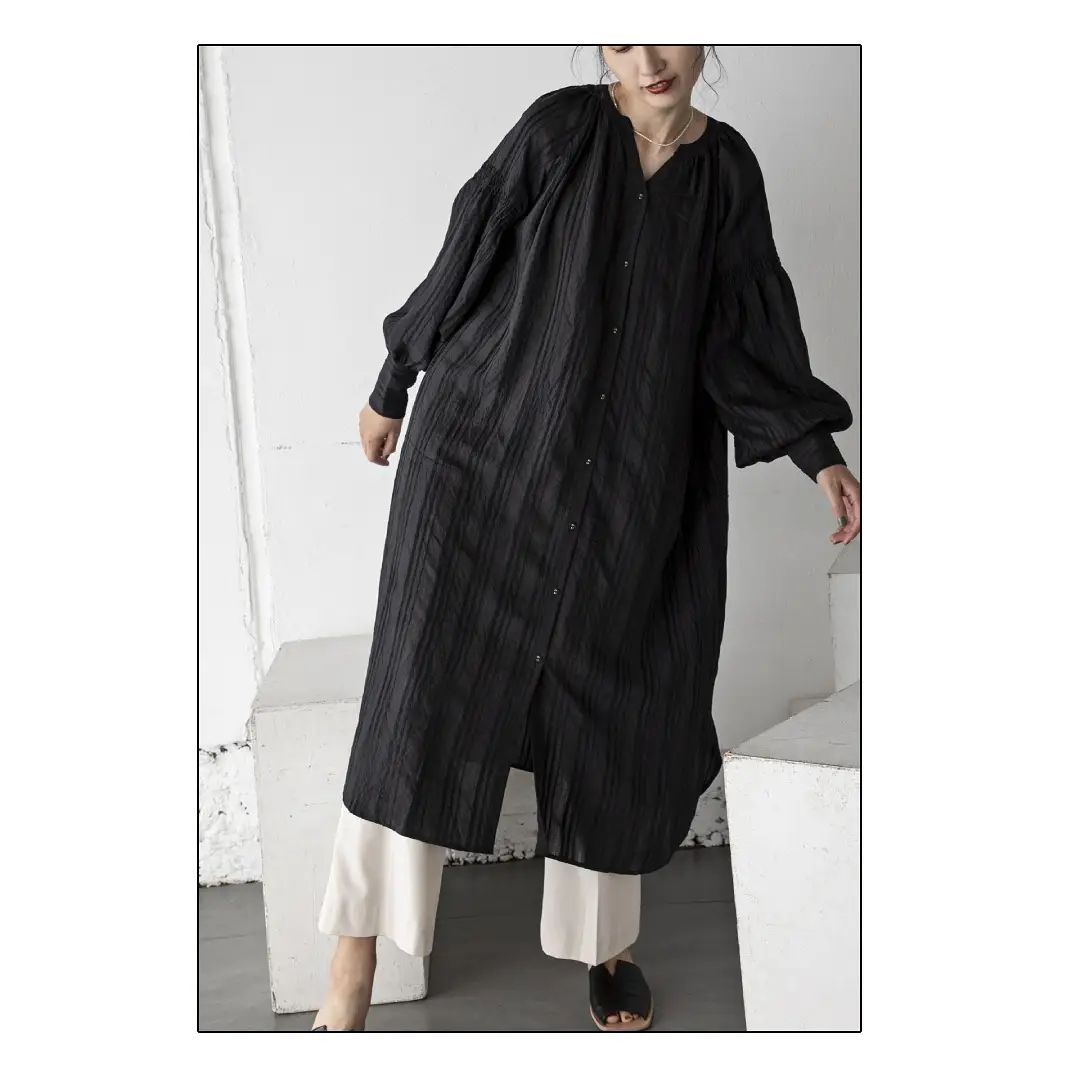 ▷モールストラップシャツワンピース￥8,500＋taxred/black/beigeぽわっとボリュームのあるお袖が可愛いロングワンピース。肌なじみのよい指しカラー、おすすめです。これからの時期はインナーにタイトニットやシアートップスを入れたレイヤードスタイルも◎#kariandlili#kari#カウリアンドリィリィ#カウリ#ワンピース#ワンピコーデ#ワンピスタイル#大人ワンピ#大人コーデ#大人スタイル#ロングワンピース#袖ボリューム#秋コーデ#wear#fashion