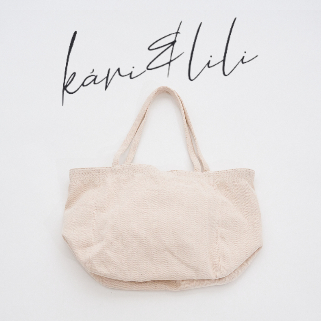 ▷big tote bag￥4,950 taxinwhite品番：WA357643B004#kariandlili #kari #カウリアンドリィリィ #カウリ #トレンド #トレンドアイテム #30代コーデ #20代コーデ #大人ファッション #大人スタイル #大人コーデ #大人カジュアル #大人フェミニン #高見え #高見えアイテム #大人のプチプラ #大人プチプラコーデ　 #バッグ　#バッグの中身　＃トートバッグ