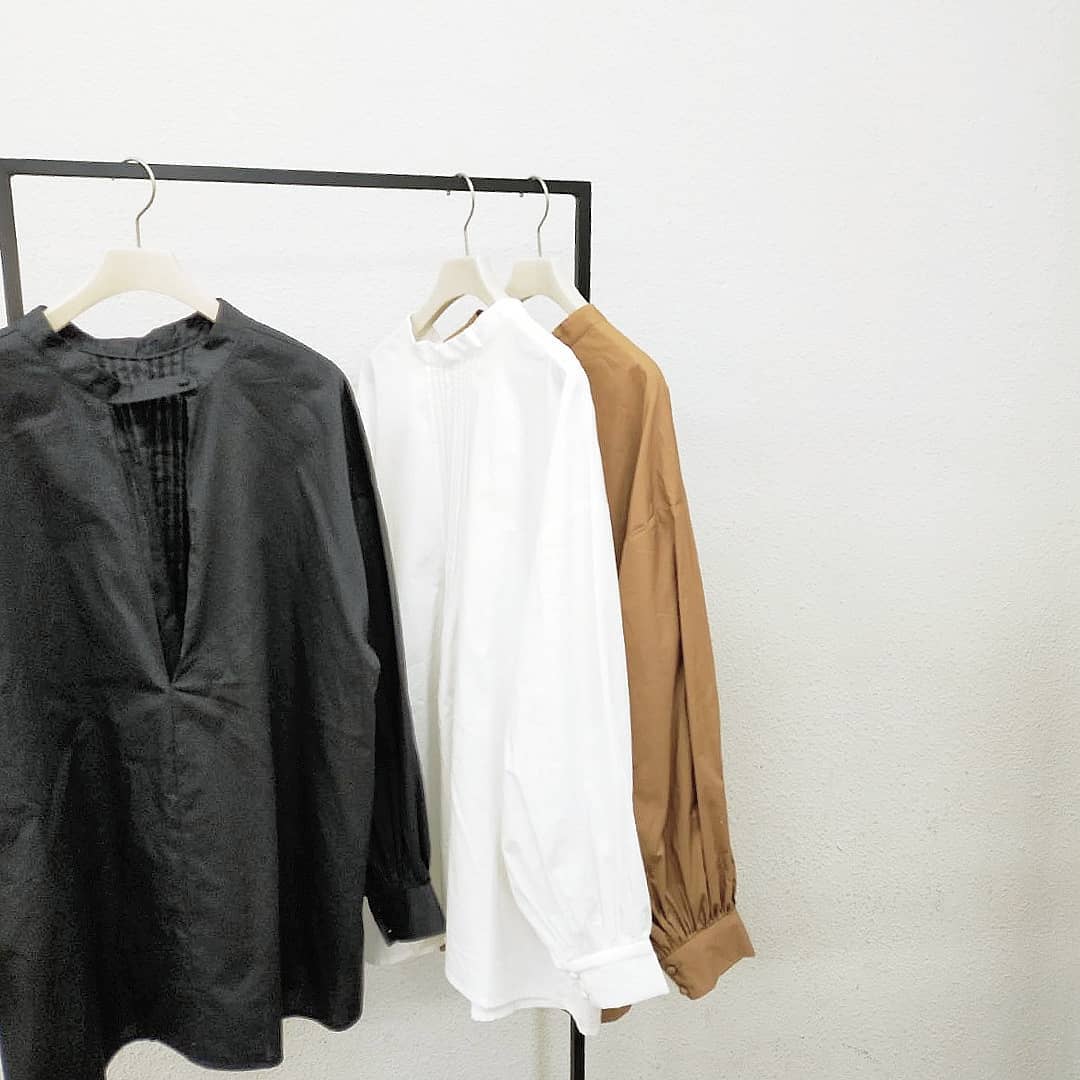 ﻿﻿﻿﻿﻿深Vﾈｯｸﾌﾞﾗｳｽ﻿White/Black/Camel﻿¥4,500+tax﻿﻿ｵﾝﾗｲﾝ,店舗入荷済み。﻿﻿﻿﻿﻿﻿深いVのﾃﾞｻﾞｲﾝが入ったﾌﾞﾗｳｽは﻿袖周りにﾎﾞﾘｭｰﾑがありﾊﾟﾘｯとした素材も﻿存在感たっぷりな1枚です。﻿Vﾃﾞｻｲﾝの対面は細かいﾀｯｸが入っており﻿ﾄﾚﾝﾄﾞのﾃﾞｨﾃｨｰﾙに仕上げました。﻿前後2way仕様。﻿﻿﻿﻿﻿﻿#kivi_official﻿﻿﻿#キヴィ﻿﻿﻿#kivi﻿﻿﻿#大人ファッション﻿﻿﻿#大人カジュアル﻿﻿#ootd﻿﻿﻿#kivi_ootd﻿﻿﻿#ブラウスコーデ﻿#深Vブラウス﻿#袖ボリューム﻿#ボリュームブラウス﻿#袖ボリュームブラウス﻿#20代コーデ﻿﻿#30代コーデ﻿﻿#大人コーデ﻿﻿#fashion﻿﻿﻿#wear﻿﻿﻿#オンオフ﻿﻿﻿#ニューノーマル﻿﻿﻿﻿﻿﻿﻿﻿