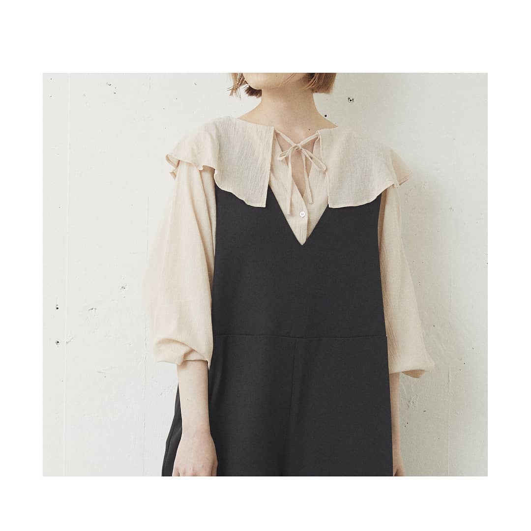 ⁡⁡⁡ﾄﾞﾛｽﾄﾋﾞｯｸﾞｶﾗｰﾌﾞﾗｳｽWhite/Black/Beige¥5,400+taxｵﾝﾗｲﾝｽﾄｱ、店舗入荷済み。⁡⁡⁡ふわふわコットンの大人のビックカラーブラウス！チュニック丈なのでインでもアウトでも着回し可能◎ウエストには共素材のループ付きでウエストマークもできます。今季トレンドの襟デザインで大人可愛いスタイルに。⁡長袖ですが、袖口部分はゴム仕様のため⁡まくって五分袖のようにも着て頂けるので⁡合わせ方次第でオールシーズン楽しめます！⁡#kivi_official#キヴィ#kivi #大人ファッション#大人カジュアル#ootd#kivi_ootd#ビックカラーブラウス#ビックカラー#襟ブラウス#フリルブラウス⁡#フリル⁡#大人可愛い⁡#大人ブラウス#ブラウスコーデ#大人めブラウス#大人ブラウススタイル#20代コーデ#30代コーデ#大人コーディネート#fashion#wear#オンオフ#ニューノーマル