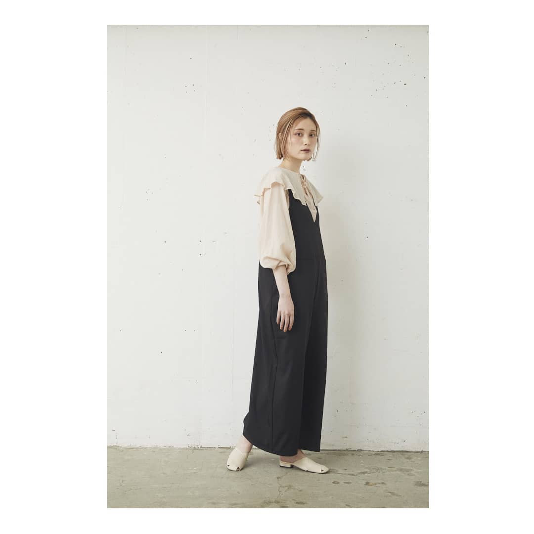 ⁡⁡⁡ﾄﾞﾛｽﾄﾋﾞｯｸﾞｶﾗｰﾌﾞﾗｳｽWhite/Black/Beige¥5,400+taxｵﾝﾗｲﾝｽﾄｱ、店舗入荷済み。⁡⁡⁡ふわふわコットンの大人のビックカラーブラウス！チュニック丈なのでインでもアウトでも着回し可能◎ウエストには共素材のループ付きでウエストマークもできます。今季トレンドの襟デザインで大人可愛いスタイルに。⁡長袖ですが、袖口部分はゴム仕様のため⁡まくって五分袖のようにも着て頂けるので⁡合わせ方次第でオールシーズン楽しめます！⁡#kivi_official#キヴィ#kivi #大人ファッション#大人カジュアル#ootd#kivi_ootd#ビックカラーブラウス#ビックカラー#襟ブラウス#フリルブラウス⁡#フリル⁡#大人可愛い⁡#大人ブラウス#ブラウスコーデ#大人めブラウス#大人ブラウススタイル#20代コーデ#30代コーデ#大人コーディネート#fashion#wear#オンオフ#ニューノーマル