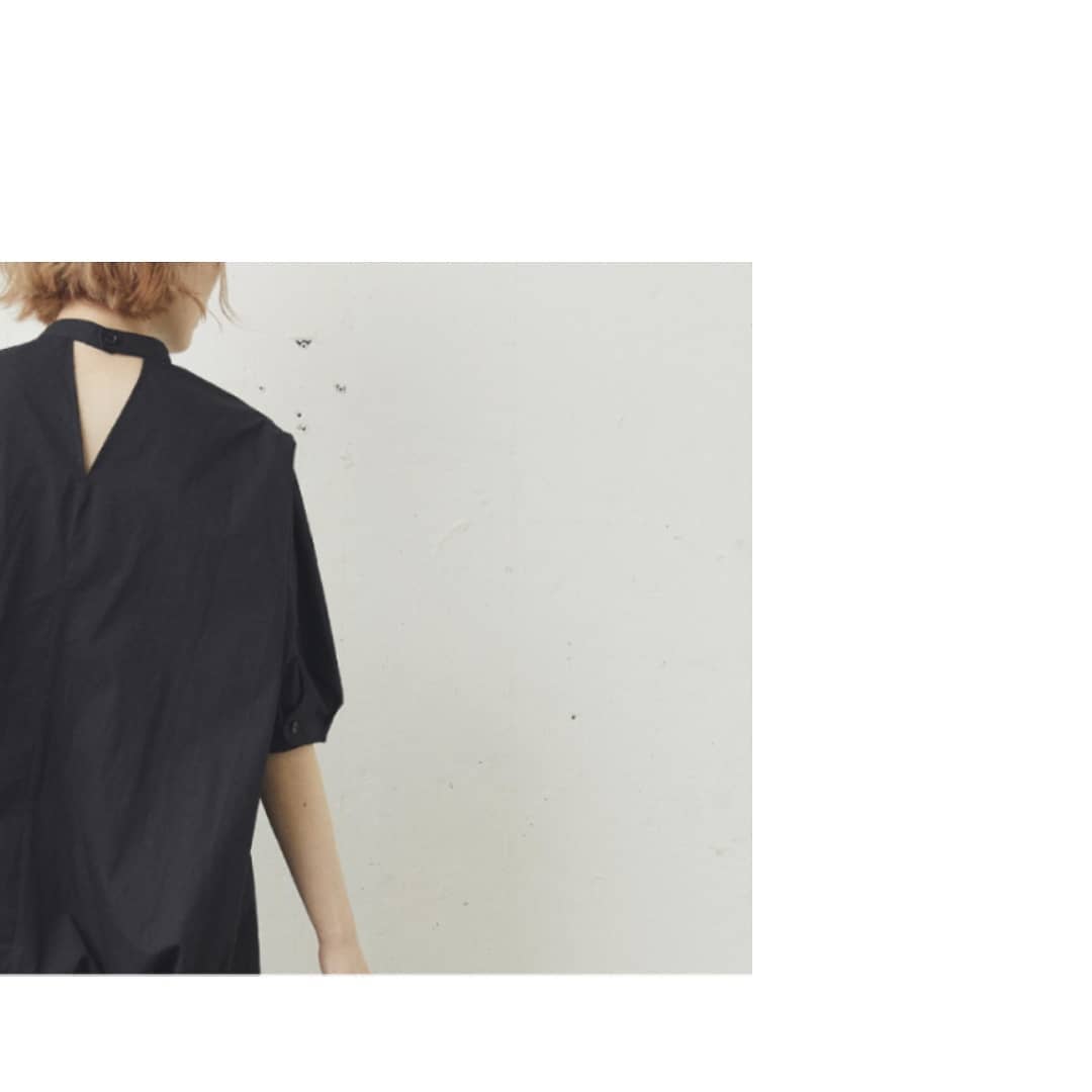 ﾀｯｸﾊｰﾌ袖ﾌﾞﾗｳｽ￥3,900＋taxblack/whiteﾀｯｸﾃﾞｻﾞｲﾝでｼﾙｴｯﾄの綺麗な大人めﾌﾞﾗｳｽ。ﾁｭﾆｯｸ丈なのでｱｳﾄｽﾀｲﾙも素敵にきまります。ﾊﾞｯｸﾈｯｸも一癖あるﾃﾞｻﾞｲﾝで後ろす姿もお洒落！素材感のあるﾊﾟﾝﾂやｶﾗｰﾎﾞﾄﾑ合わせがおすすめです◎#kivi_official#キヴィ#kivi#大人ファッション#大人カジュアル#ootd#kivi_ootd#美シルエット#20代コーデ#30代コーデ#大人コーディネート#fashion#wear#ブラウス#大人ブラウス#ブラウスコーデ#ブラウススタイル#タックブラウス#バックシャン#オンオフ#ニューノーマル