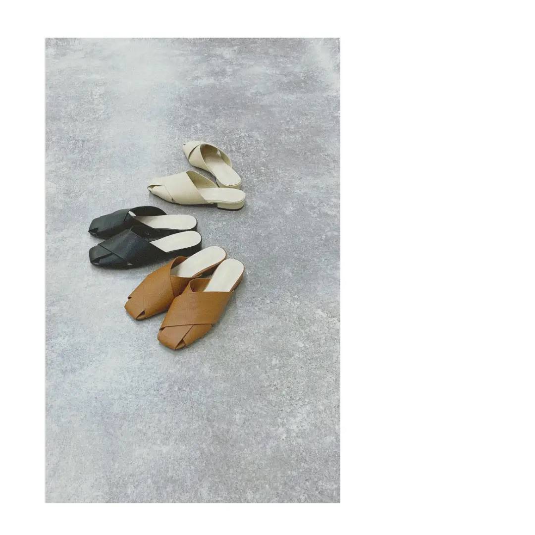 ｸﾛｽﾐｭｰﾙｻﾝﾀﾞﾙ￥4,500＋taxwhite/brown/blacksize:M/Lｸﾛｽﾃﾞｻﾞｲﾝでﾄﾚﾝﾄﾞを大人っぽく楽しめるｱｲﾃﾑ。#kivi_official#キヴィ#kivi#大人ファッション#大人カジュアル#クロスミュールサンダル#クロスサンダル#クロスミュール#レザーサンダル#ootd#kivi_ootd#fashion#wear#オンオフ#ニューノーマル