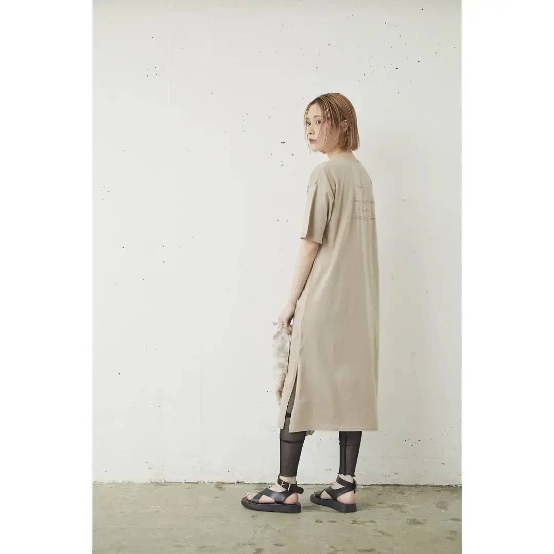 【sale】USAコットンT半袖ワンピース￥3,600＋tax⇒time sale ￥1,980！！50％OFFでお買い得です！color:lightgreen/white/grayつるりと着れて楽ちんワンピ◎カラー・柄パンツと合わせてレイヤードしてもお洒落です！USAコットンを使用しております◎◆USAコットンの特徴糸自体のやわらかさを生かした肌触りが特徴。洗濯を重ねても生地の劣化が少なく、ソフトな風合いが持続します。通常の綿よりも吸汗速度が30％、吸湿性が25％アップし、 ムレにくく爽やかな着用感で夏は特におすすめの素材です。#kivi_official#キヴィ#kivi#大人ファッション#大人カジュアル#ootd#kivi_ootd#ワンピース#カジュアルワンピ#ワンピスタイル#ワンピコーデ#USAコットン#Teeワンピ#Tシャツワンピ#20代コーデ#30代コーデ#大人コーデ#fashion#wear#オンオフ#ニューノーマル