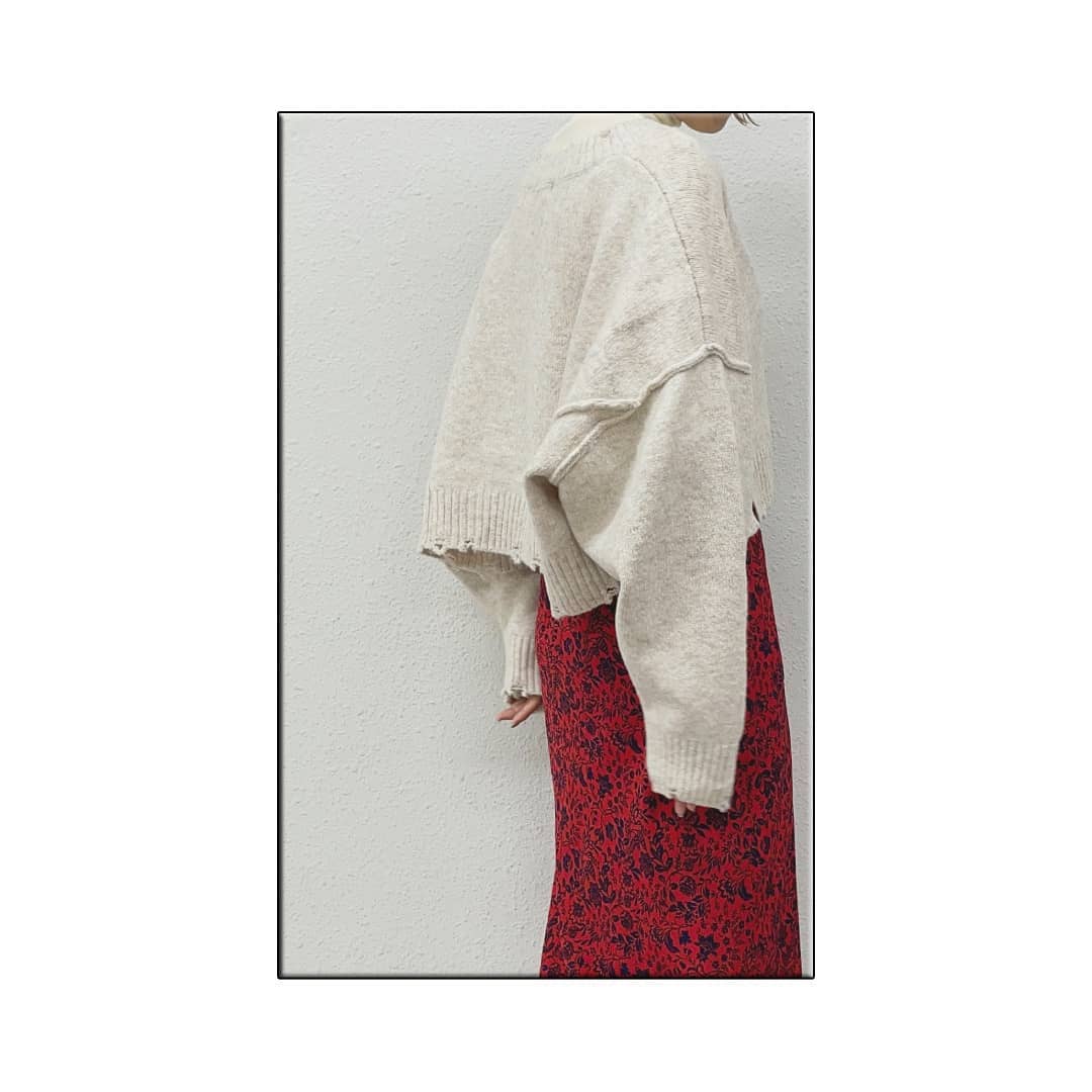 【instalive紹介アイテム】ダメージショートVニット￥4,500＋taxivory/charcoal/blue店舗・オンライン入荷済み。ダメージと丈感が今年らしいニット。シルエットがたまらなく可愛いです！！ざっくりVネックなのでシアートップスなどを入れたレイヤードスタイルがおすすめ。数量少な目のご用意なので気になる方はお早のチェックがおすすめです！#kivi#kivi_official#kivi_2021aw#kivi_ootd#ootd#fashion#wear#オンオフ#ニューノーマル#大人ファッション#大人スタイル#ニット#ダメージニット#ショートニット#ダメージショートニット#ニットコーデ#ニットスタイル#秋コーデ#秋冬コーデ