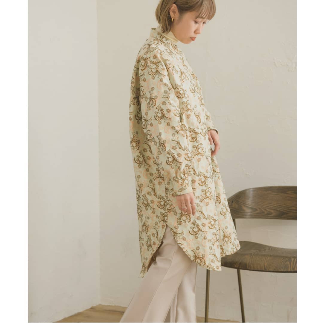 ..【new arrival】花柄リバージャガードシャツ￥5,900＋taxbeige/yellow近日中に入荷予定池袋ルミネとオンライン限定アイテム。ジャガード柄のスタンドカラーシャツ。リバーシブル仕様。しっかりとした生地感に目を引く柄がお洒落なアイテム。中にハイネックのタイトニットやシアートップスをいれたレイヤードスタイルも◎同柄パンツとセットアップで着用頂けます。..