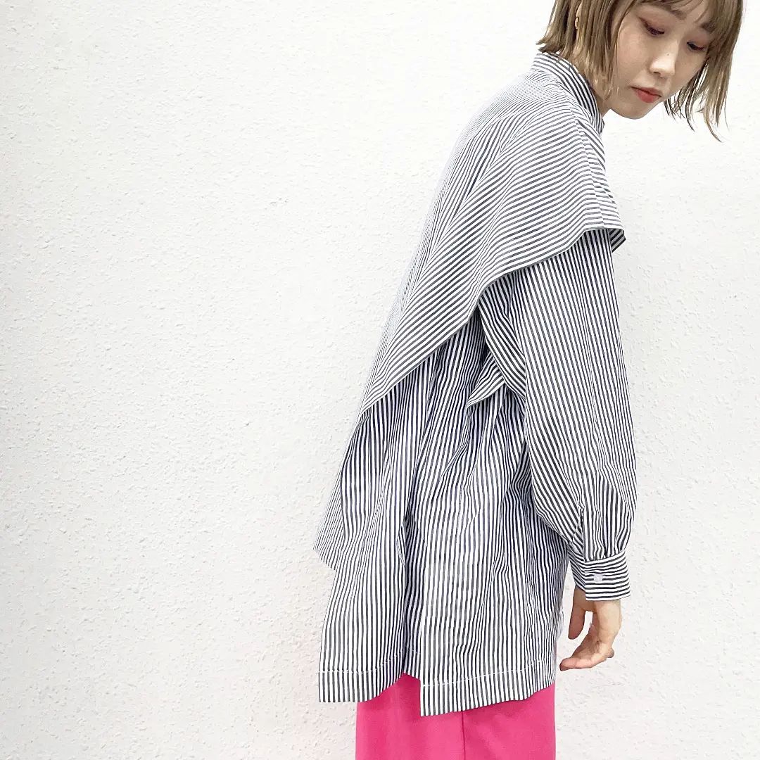 【new arrival】スクエアポンチョシャツ¥4,290 taxinwhite/black/stripeオンラインストア近日入荷予定店舗入荷済みひらりとしたデザインが今年らしいデザインシャツ。丈もやや長めで合わせやすい◎..