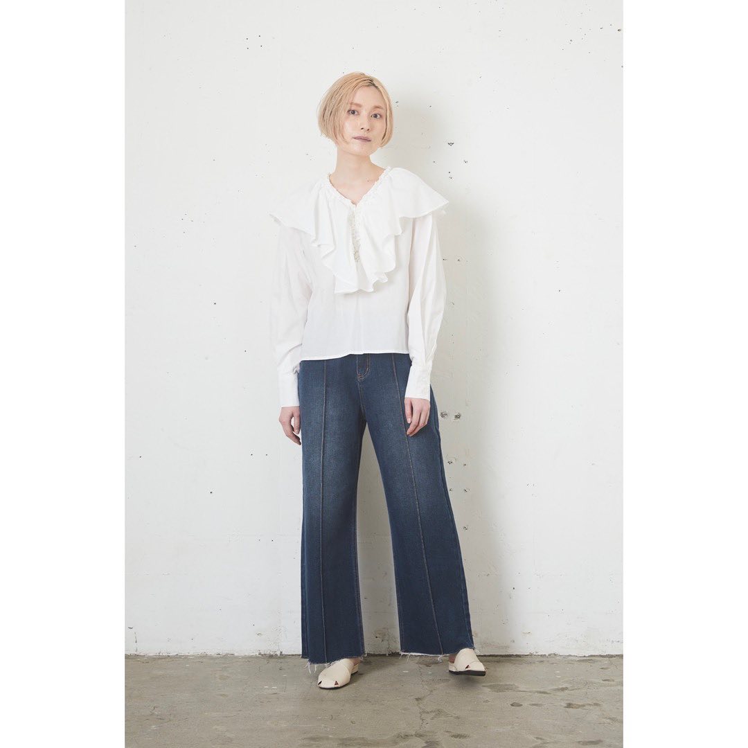 ⁡⁡⁡フリルエリブラウス￥5,390 taxinwhite / beige / black品番：KP319423T006⁡⁡たっぷりフリルがガーリーなブラウスジャスト丈でバランスよく着用でき上半身をコンパクトに見せてくれるので、スタイルアップ効果も期待出来ます⁡⁡⁡⁡#kivi#kivi_official #kivi_ootd#ootd#大人コーデ #大人スタイル #20代コーデ #30代コーデ #大人のプチプラ#お洒落好きの方と繋がりたい #トレンドアイテム　#フリルエリブラウス　#フリルブラウス　#ブラウス