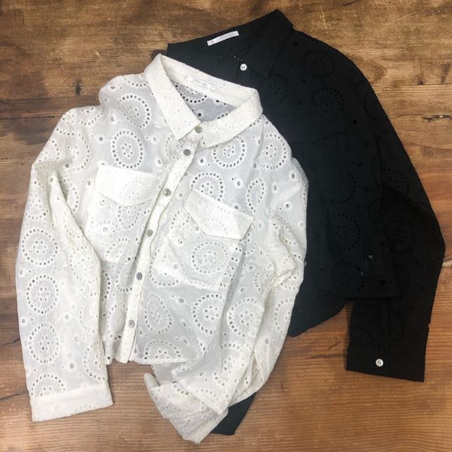 .【new arrival】.?RE980023A019ラッセルレース前開きBL▷¥2,900+tax(店舗入荷中).∥color∥ white / black..#retrogirl#newarrival#fashion#spring#tops#blouse#レトロガール#カジュアル#カジュアルアイテム#プチプラ#プチプラアイテム#プチプラファッション#プチプラコーデ#ブラウス#ラッセルレース#ラッセルレースブラウス