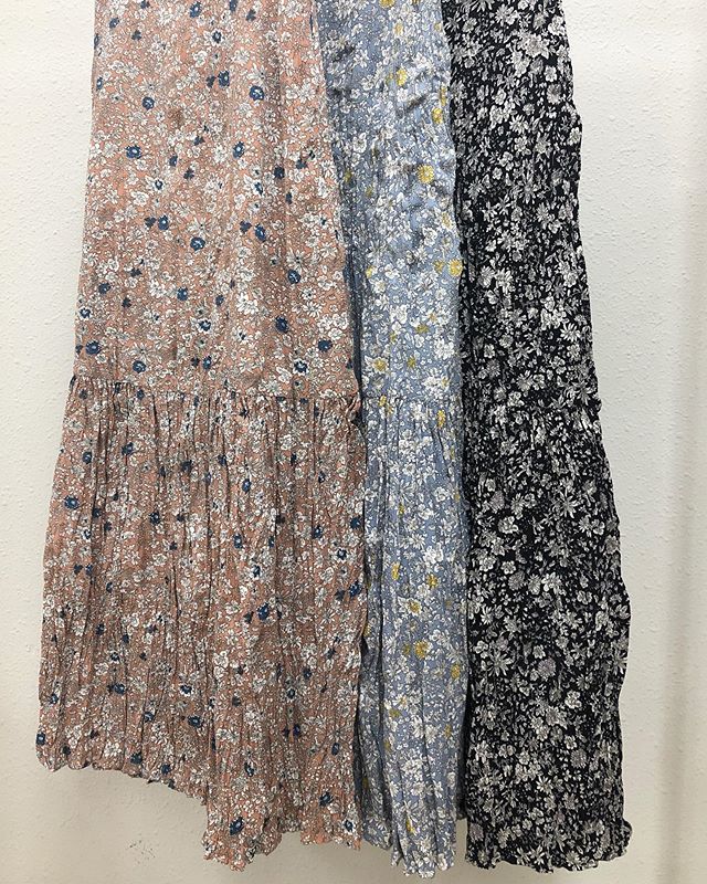 .【new arrival】.?RE9P0131B003花柄ワッシャーティアードSK▷¥3,500+tax(店舗入荷中).∥color∥ pink / blue / black..#retrogirl#newarrival#fashion#summer#bottoms#レトロガール#カジュアル#カジュアルアイテム#プチプラ#プチプラアイテム#プチプラファッション#プチプラコーデ#スカート#ティアードスカート#花柄スカート