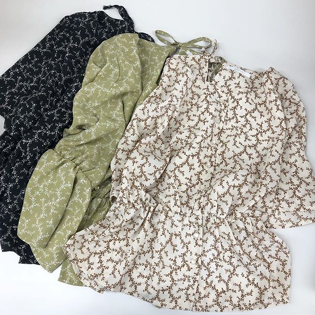 .【new arrival】.?RE9S0223B001Bリボン小花柄BL▷¥2,500+tax(店舗今週入荷).∥color∥ beige / green / black..#retrogirl#newarrival#fashion#summer#tops#blouse#レトロガール#カジュアル#カジュアルアイテム#プチプラ#プチプラアイテム#プチプラファッション#プチプラコーデ#ブラウス#リボンブラウス#花柄ブラウス