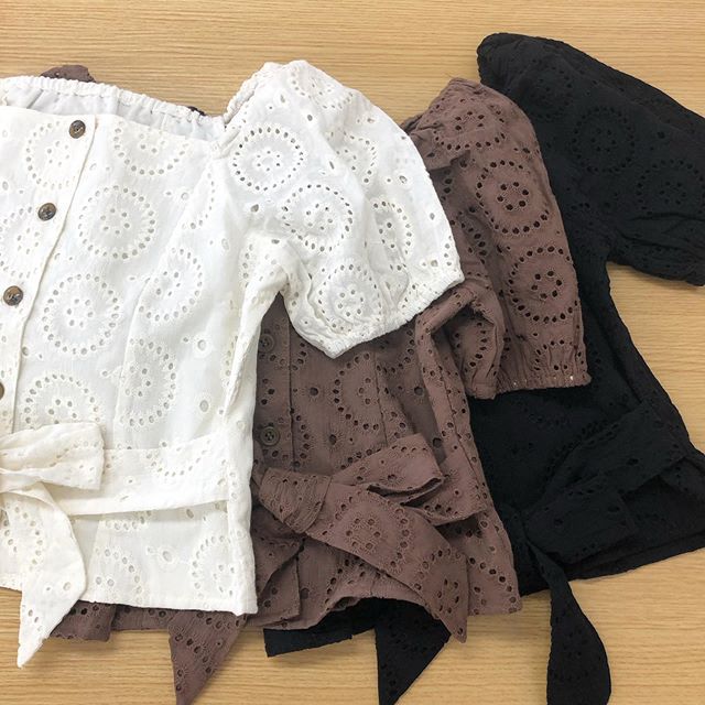 .【new arrival】.?RE980023B005パフ袖レースリボンBL▷¥2,900+tax(店舗入荷中).∥color∥ white / moca / black..#retrogirl#newarrival#fashion#summer#tops#blouse#レトロガール#カジュアル#カジュアルアイテム#プチプラ#プチプラアイテム#プチプラファッション#プチプラコーデ#ブラウス#レースブラウス