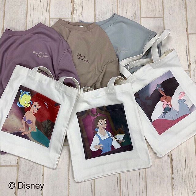 .【Disney Princess item】.?RF952443C000〈Disney Princess〉トート▷¥1,900+tax.Ariel / Belle / Cinderella..本日.明日店舗に入荷致します地域により商品店着日が異なりますのでお問い合わせは各店舗にお願い致します.販売店舗は２枚目をご確認下さいませ.※オンラインでの販売開始は来週末となっております販売開始されましたらストーリーでお知らせ致します..#retrogirl #retrogirl_official #casita_official#Disney #Ariel #Belle #Cinderella#Disney_princess#アリエル #ベル #シンデレラ #ディズニー