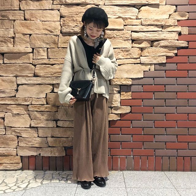 .【staff styling】.?RW939412C001 袖ケーブルニットカーデ▷¥2,900+tax.?RF9P0132C001プリーツリブPT▷¥2,300+tax.?RF9S0143C014フラップポイントショルダー▷¥2,900+tax.?RF951242C000ビットローファー▷¥2,900+tax..#retrogirl#newarrival#fashion#autumn#レトロガール#カジュアル#カジュアルアイテム#プチプラ#プチプラアイテム#プチプラファッション#プチプラコーデ