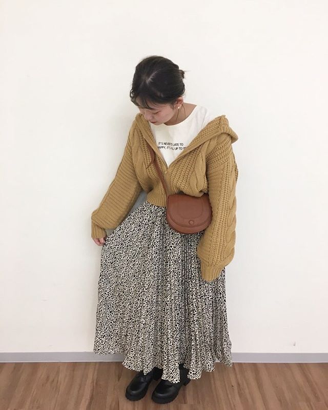 .【staff styling】.?RW980012C002 ケーブルニットフーディー▷¥3,500+tax.?RF9P0131C010柄プリーツSK▷¥2,900+tax.?RF941511C001massageロゴTee▷¥1,900+tax.?RF9S0143C013ウエスタンミニショルダー▷¥2,500+tax.?RF951242C003レースアップシューズ▷¥2,900+tax..#retrogirl#newarrival#fashion#autumn#レトロガール#カジュアル#カジュアルアイテム#プチプラ#プチプラアイテム#プチプラファッション#プチプラコーデ