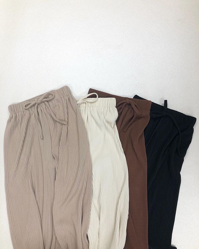 .【new arrival】.?RF9P0132C002 起毛リブラフPT▷¥2,300+tax(店舗入荷中).∥color∥beige / ivory / brown / black.モデル:157cm..#retrogirl#newarrival#fashion#Autumn#レトロガール#カジュアル#カジュアルアイテム#プチプラ#プチプラアイテム#プチプラファッション#プチプラコーデ#リブラフパンツ#起毛ラフパンツ