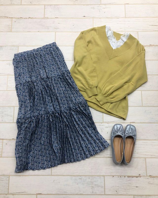 .【recommend styling】﻿?RP080012C019 VネックニットPO▷¥2,500+tax﻿?RP0P0111D002 レースキャミ﻿ ▷¥1,300+tax ﻿﻿﻿﻿?RM054031G000 ティアードプリーツSK▷¥2,900+tax﻿?RP055242A000 ギャザースクエアトゥバレエ﻿﻿ ▷¥1,900+tax ﻿﻿ ﻿model:154cm﻿ ﻿#retrogirl#retrogirl2020ss#レトロガール#レトロガールコーデ#プチプラ#プチプラコーデ#ティアードプリーツスカート#スカートコーデ