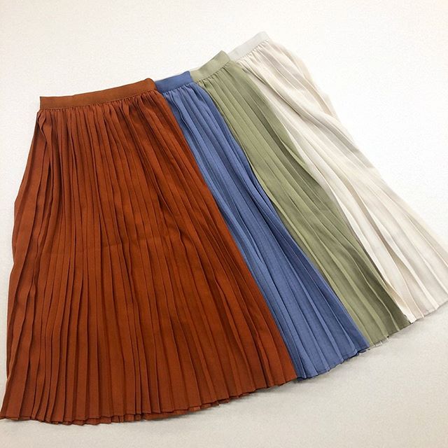 .【new arrival】﻿?RM037531G000 ミディプリーツSK▷¥2,900+tax(今週店舗入荷)﻿∥color∥orange / blue / green / white﻿model:157cm﻿﻿#retrogirl#retrogirl2020ss#レトロガール#レトロガールコーデ#プチプラ#プチプラコーデ#プリーツスカート#プリーツスカートコーデ