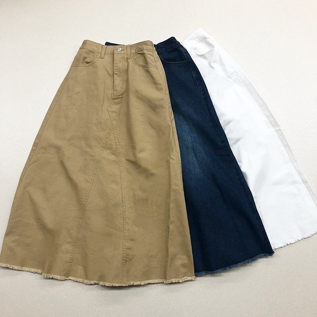 .【new arrival】﻿?RM034831B000 デニムフレアSK▷¥2,900+tax(今週店舗入荷)﻿∥color∥beige / blue / white﻿model:157cm﻿﻿#retrogirl#retrogirl2020ss#レトロガール#レトロガールコーデ#プチプラ#プチプラコーデ#デニムフレアスカート#デニムスカートコーデ