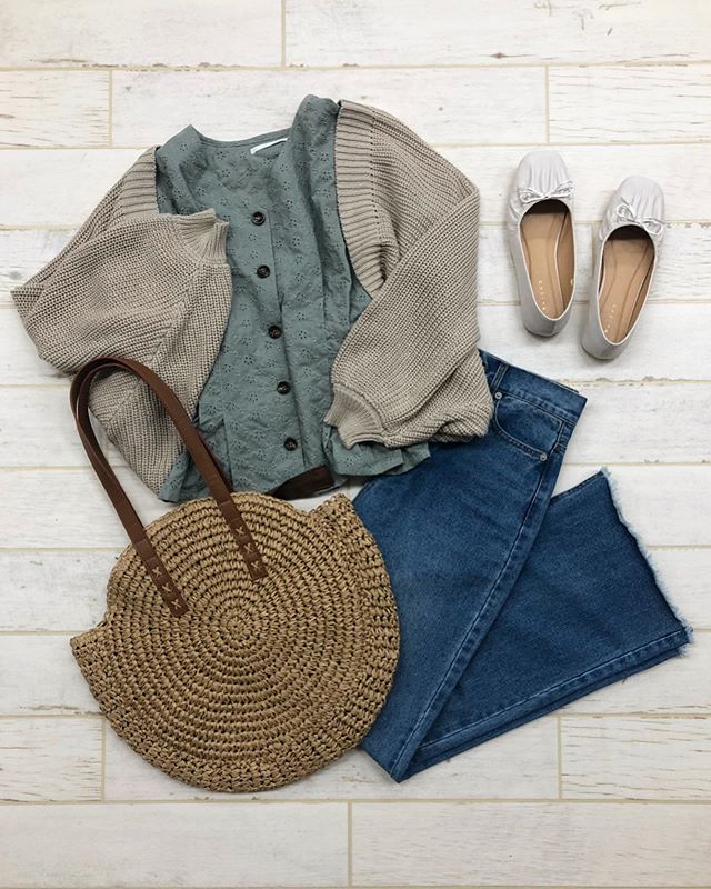 .【recommend styling】﻿?RS056623G001 ウエストタック綿レースBL▷¥2,500+tax﻿?RP080012T020 ドルマンショートカーデ▷¥2,900+tax﻿﻿ ?RP034832A002 セミフレアデニムPT▷¥2,900+tax﻿?RP055242A000 ギャザースクエアトゥバレエ▷¥1,900+tax ﻿ ﻿﻿﻿?RS056443N000 ペーパートート▷¥2,900+tax(今週入荷予定)﻿model:154cm﻿ ﻿#retrogirl#retrogirl2020ss#レトロガール#レトロガールコーデ#プチプラ#プチプラコーデ#レースブラウス#レースブラウスコーデ