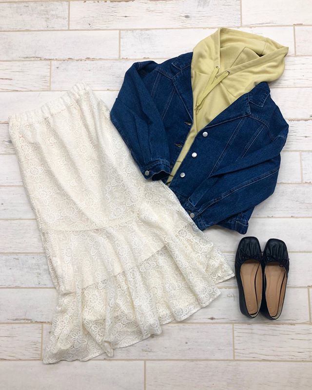 .【recommend styling】﻿?RP056221A001 デニムゆるJK▷¥3,900+tax﻿?RP056411A002 ポンチショートフーディー﻿ ▷¥1,900+tax ﻿﻿﻿﻿?RM056231G000 レースマーメイドSK▷¥2,900+tax﻿?RP055242A000 ギャザースクエアトゥバレエ﻿﻿ ▷¥1,900+tax ﻿﻿ ﻿model:154cm﻿ ﻿#retrogirl#retrogirl2020ss#レトロガール#レトロガールコーデ#プチプラ#プチプラコーデ#レースマーメイドスカート#マーメイドスカートコーデ