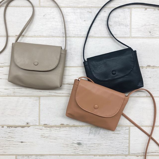 .﻿【new arrival】﻿﻿?RS080043B000﻿ フラップミニショルダー﻿▷¥1,900+tax(オンライン.ZOZOTOWN入荷中)﻿﻿∥color∥﻿beige / orange / black﻿﻿#retrogirl#retrogirl2020ss﻿#レトロガール#レトロガールコーデ﻿﻿#ミニショルダー#ミニバッグ