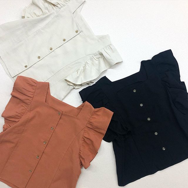 .﻿【new arrival】﻿﻿?RS019423G001 袖フレア前ボタンBL▷¥2,500+tax ﻿(店舗入荷中　オンライン近日入荷)﻿﻿∥color∥﻿orange / white / black﻿﻿#retrogirl#retrogirl2020ss﻿#レトロガール#レトロガールコーデ﻿﻿#袖フレアブラウス#デザインブラウス