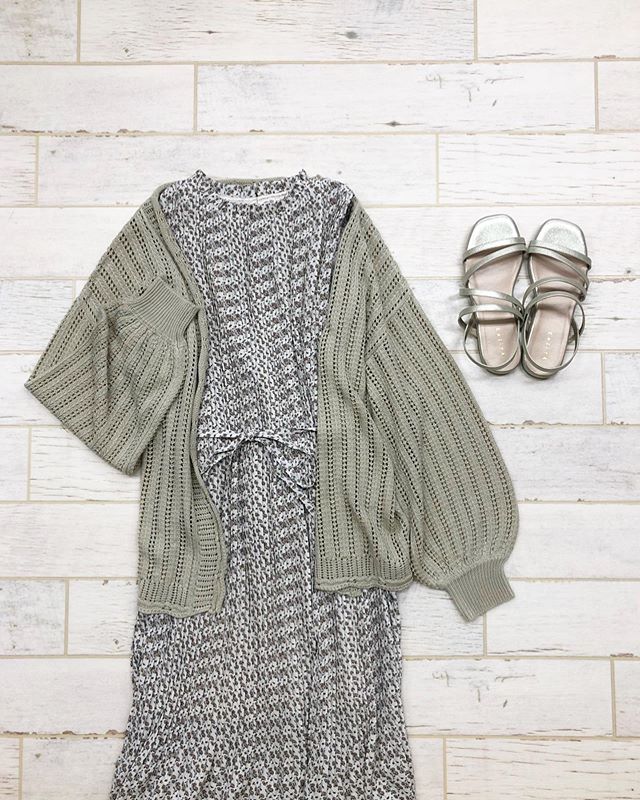 .﻿【recommend styling】﻿﻿?RM037522G0012 HNノースリプリーツOP﻿▷¥3,500+tax﻿﻿?RM039412B003﻿ ドロストスカシカーデ﻿▷¥2,900+tax﻿﻿?RS051242T001﻿ フラットサンダル﻿▷¥2,500+tax﻿﻿ ﻿﻿model:157cm﻿﻿﻿#retrogirl#retrogirl2020ss﻿#レトロガール#レトロガールコーデ﻿#柄ワンピース#柄ワンピースコーデ